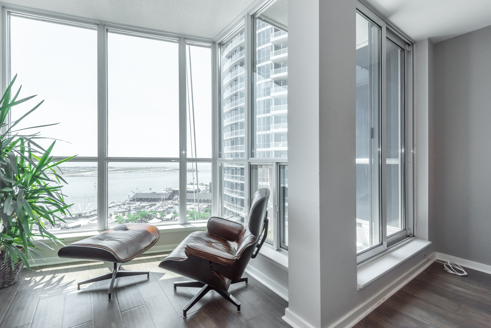 Waterfront Condo Close To Amenities, Island School